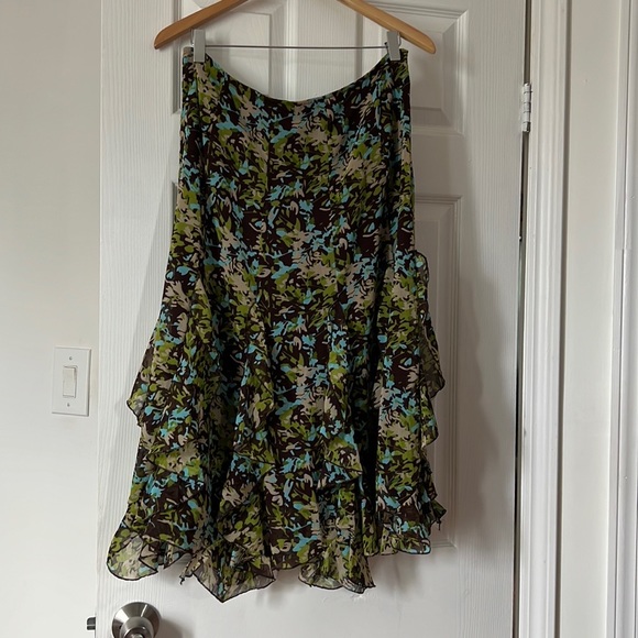 Lovely new long flounce skirt with side zipper. - Picture 8 of 9